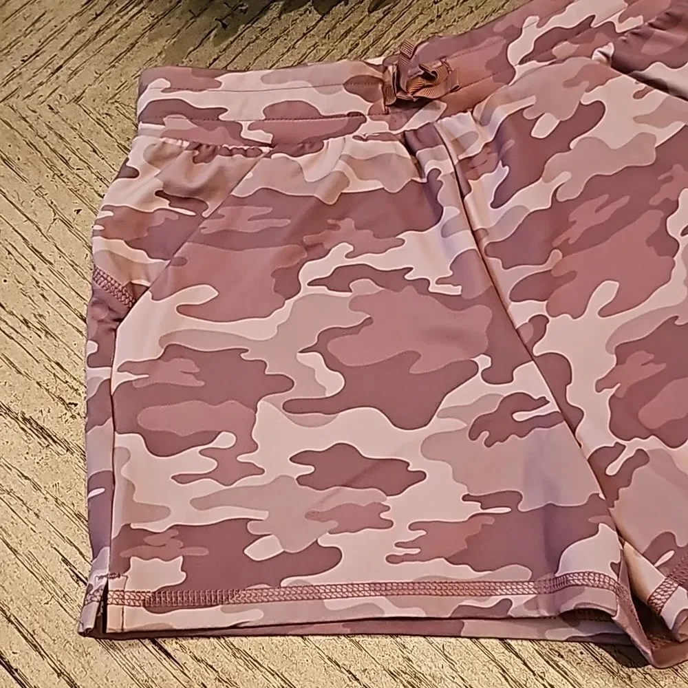 Girls Pink camo shorts size L 12-14 NWT has 2 pockets